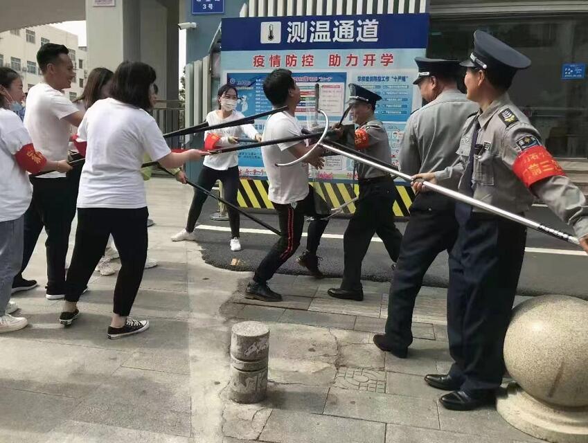 公安分局內(nèi)保大隊、獵鷹保安公司聯(lián)合開展校園反恐防暴演練活動