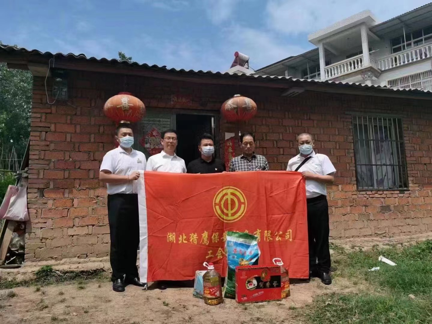 端午節(jié)將至，獵鷹企業(yè)組織員工走進(jìn)鄉(xiāng)村，為老人送去生活物資