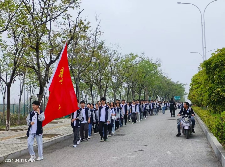 棗陽(yáng)市師苑高中 春風(fēng)伴研學(xué)，獵鷹保護(hù)航。