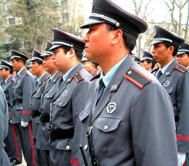 為啥保安越來(lái)越難招，連中老年人也不愿意干了？其實(shí)原因很簡(jiǎn)單